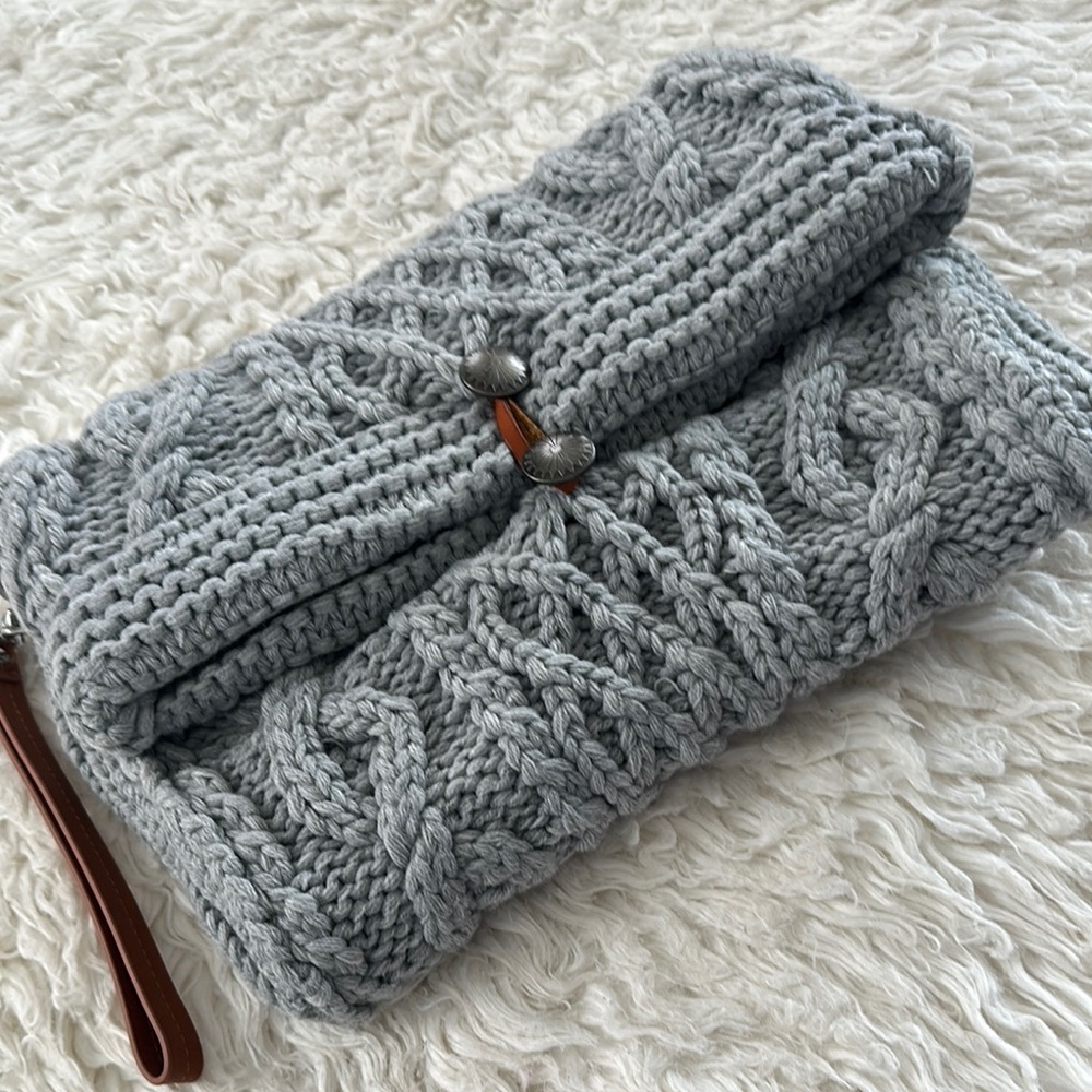 Chunky Cable Knit Gray Wristlet
